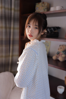 两个小兔子在衣服里左右晃